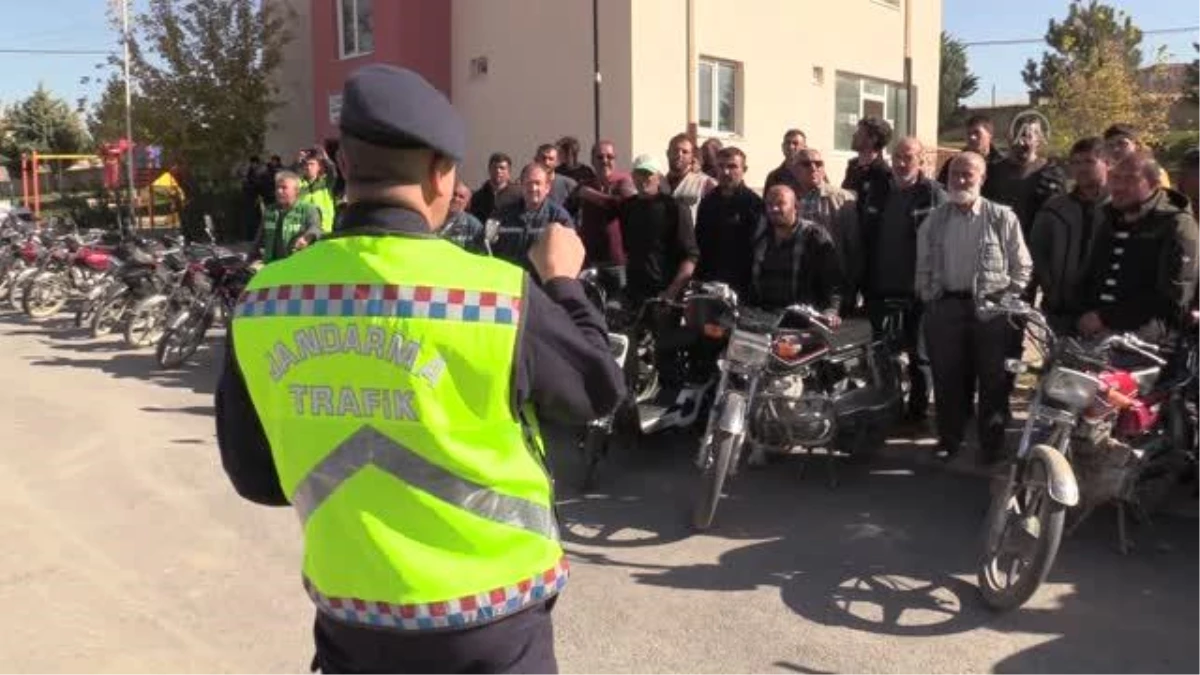 Kayseri\'de motosiklet sürücülerine reflektörlü yelek dağıtıldı