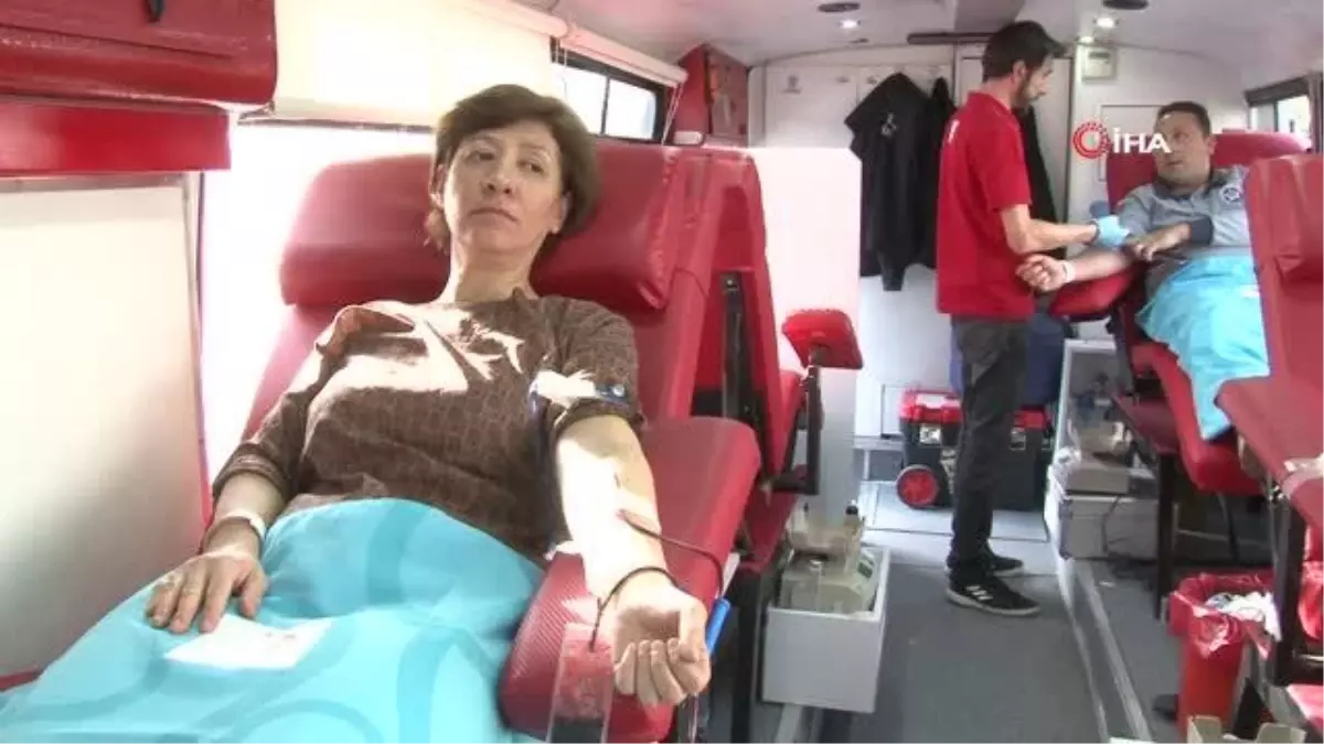 Kitapseverler Milli Kütüphane'de düzenlenen kan bağışına yoğun ilgi gösterdi