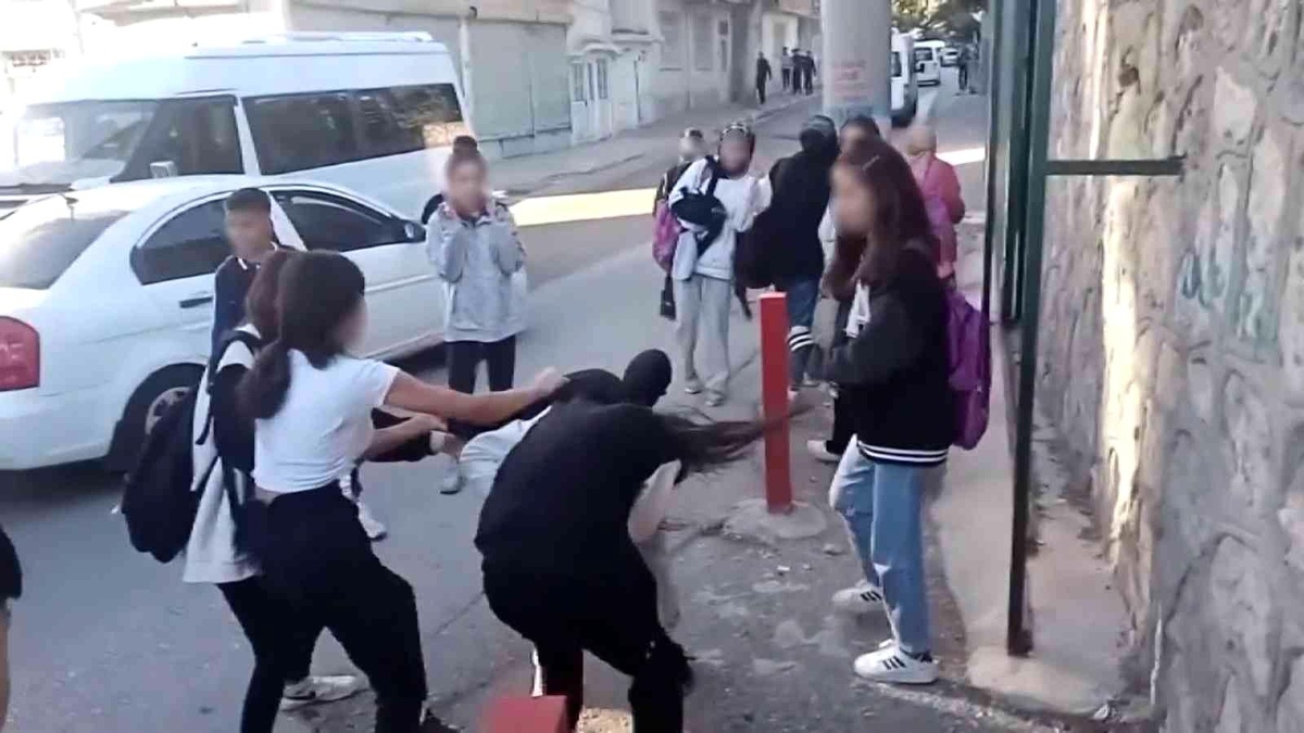 Kız öğrenciler ölesiye birbirine girdi erkekler seyretti