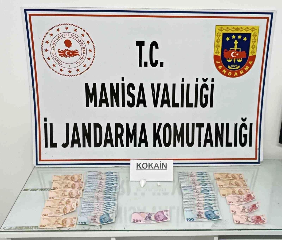 Manisa\'da durdurulan otomobilden kokain çıktı