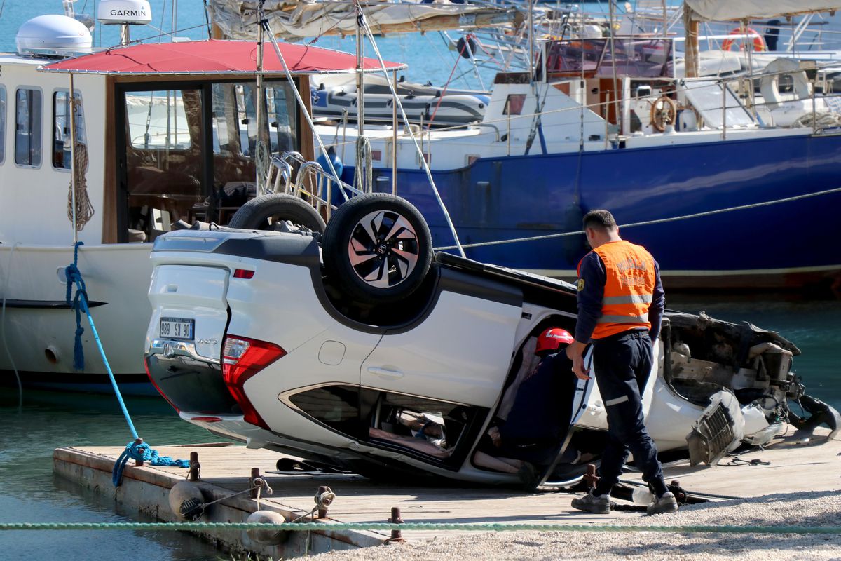 Muğla\'da otomobilin denizdeki yüzer iskeleye düştüğü kazada 6 kişi yaralandı