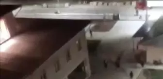 Öğrenci yurduna girip, elindeki satırla bir kişiyi kovaladı; o anlar kamerada