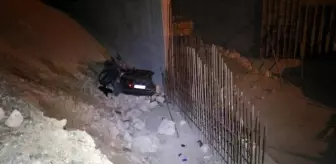 Otomobil, 6 metre yükseklikten uçup köprü ayağına çarptı; 4 ölü