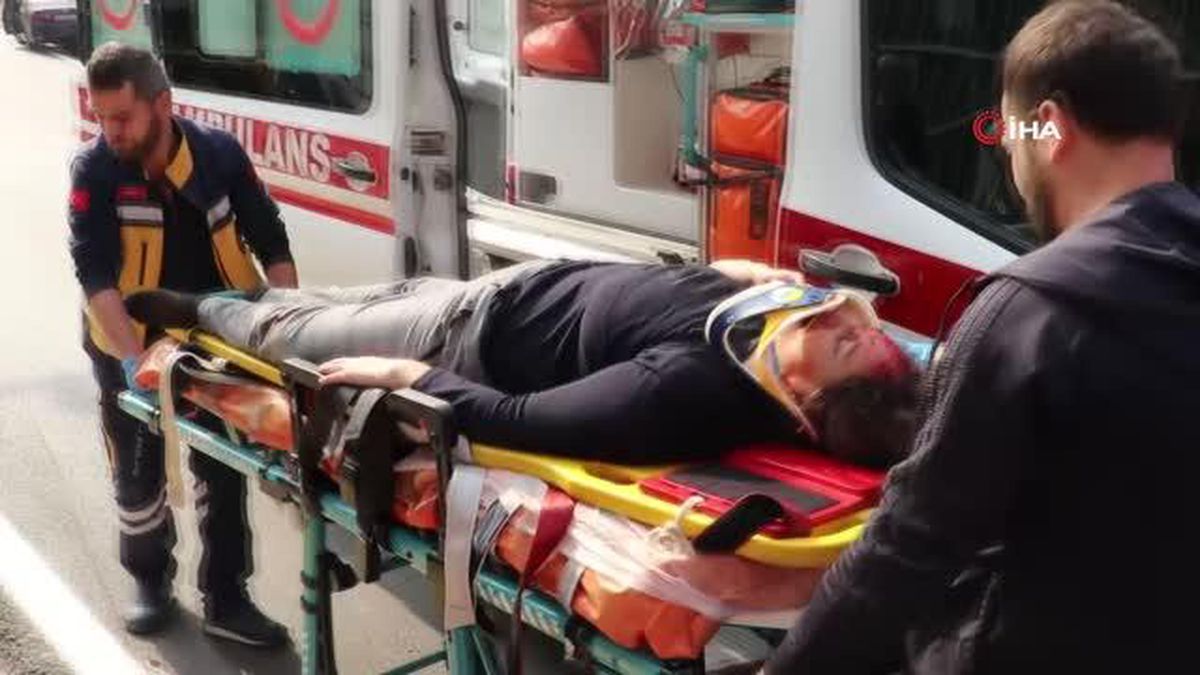 Otomobilde can pazarı: İçinde 1'i bebek 5 kişinin bulunduğu otomobil elektrik direğine çarptı