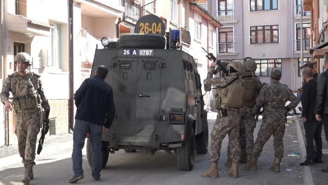 Polislere ateş edip kaçan firari, özel harekat ekipleri tarafından yakalandı Polislere ateş edip kaçan firari, özel harekat ekipleri tarafından yakalandı
