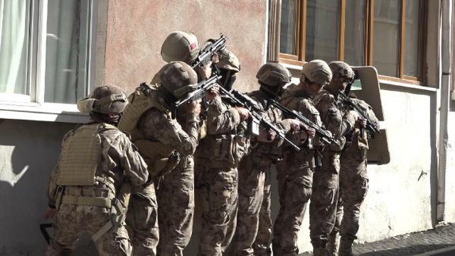 Polislere ateş edip kaçan firari, özel harekat ekipleri tarafından yakalandı Polislere ateş edip kaçan firari, özel harekat ekipleri tarafından yakalandı