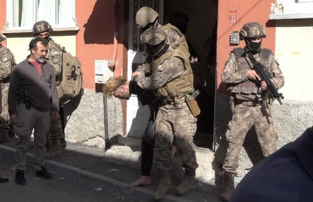Polislere ateş edip kaçan firari, özel harekat ekipleri tarafından yakalandı Polislere ateş edip kaçan firari, özel harekat ekipleri tarafından yakalandı