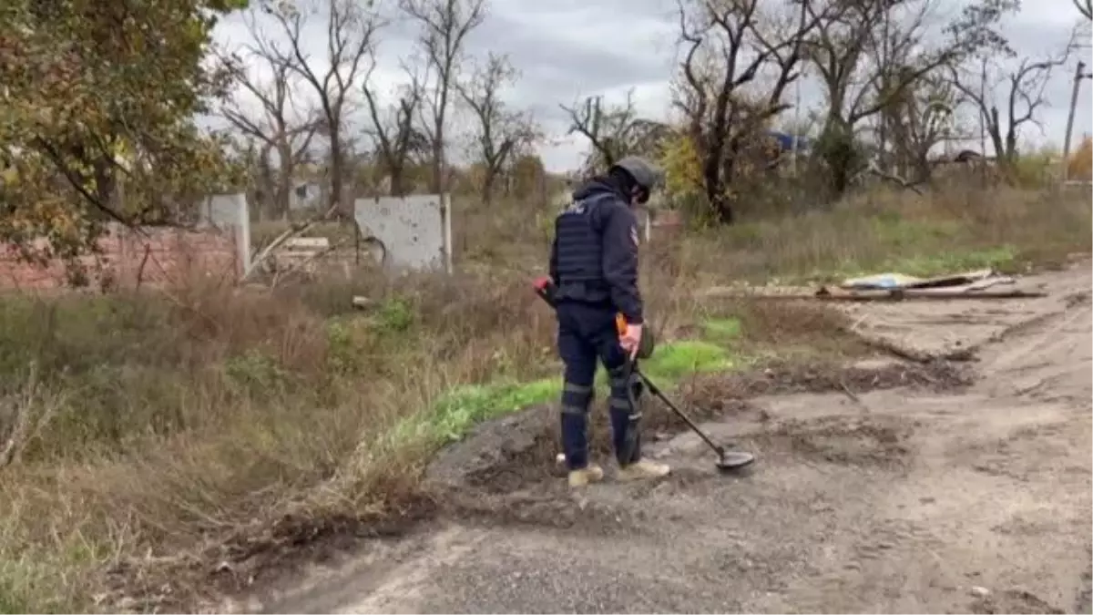 Rus güçlerinden geri alınan İzyum kentinde mayın temizleme çalışmaları
