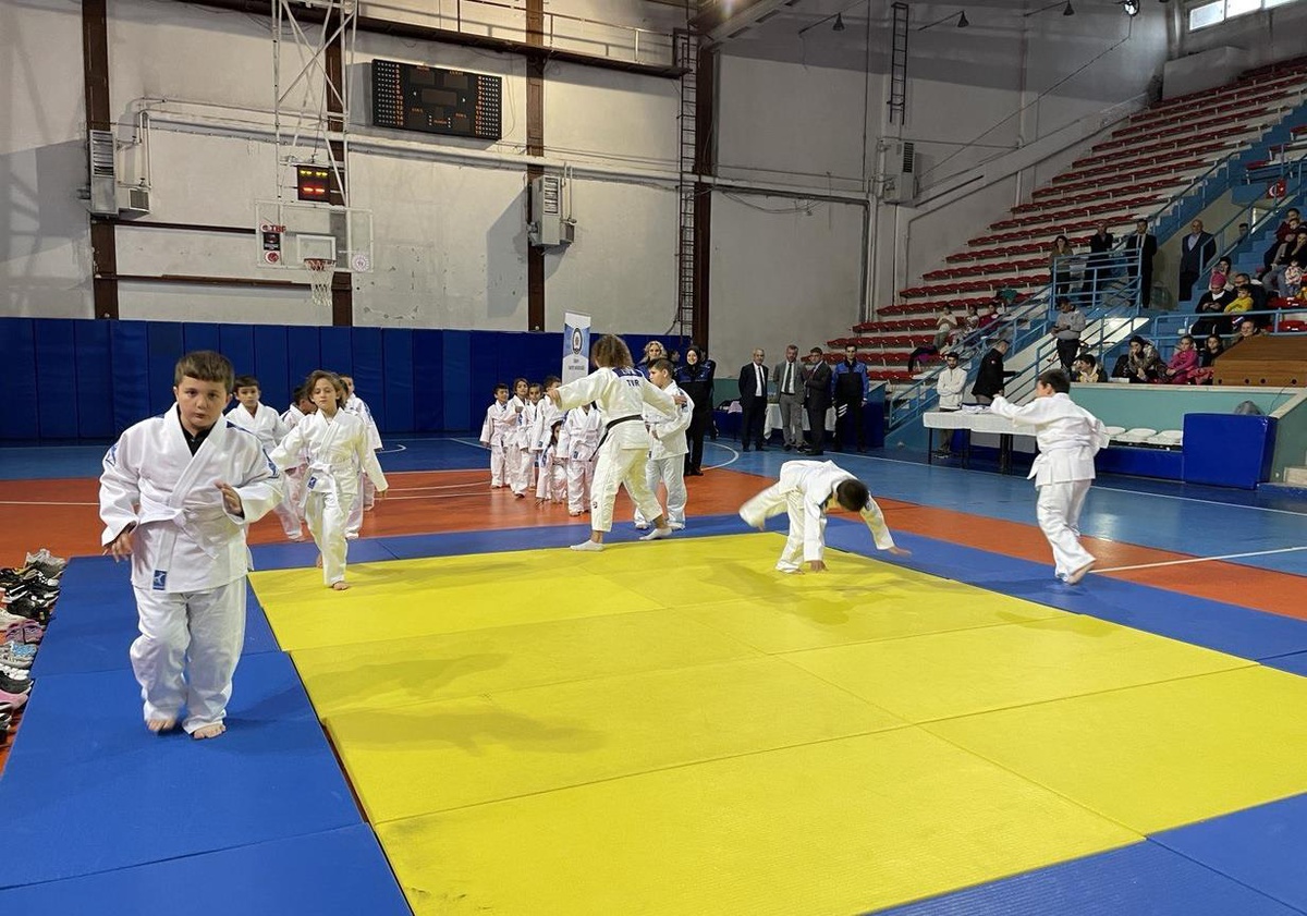 Sinop\'ta çocukların judo yapma hayali polisin desteğiyle gerçek oldu