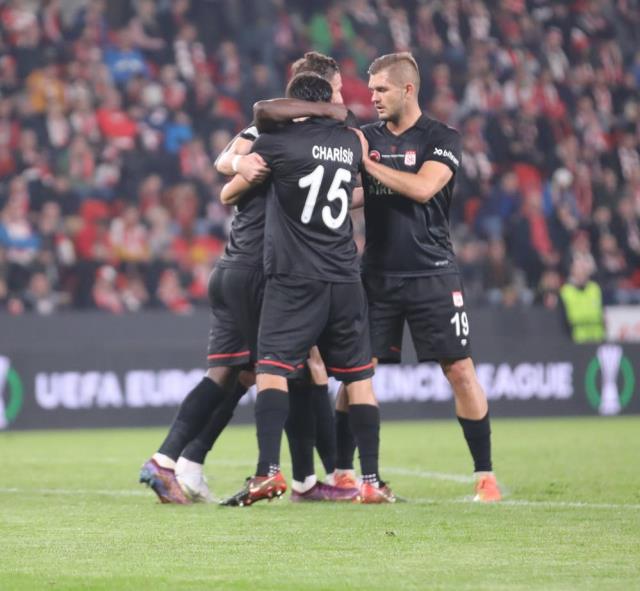 Sivasspor, UEFA Avrupa Konferans Ligi'nde son 16 turuna kaldı Sivasspor, UEFA Avrupa Konferans Ligi'nde son 16 turuna kaldı