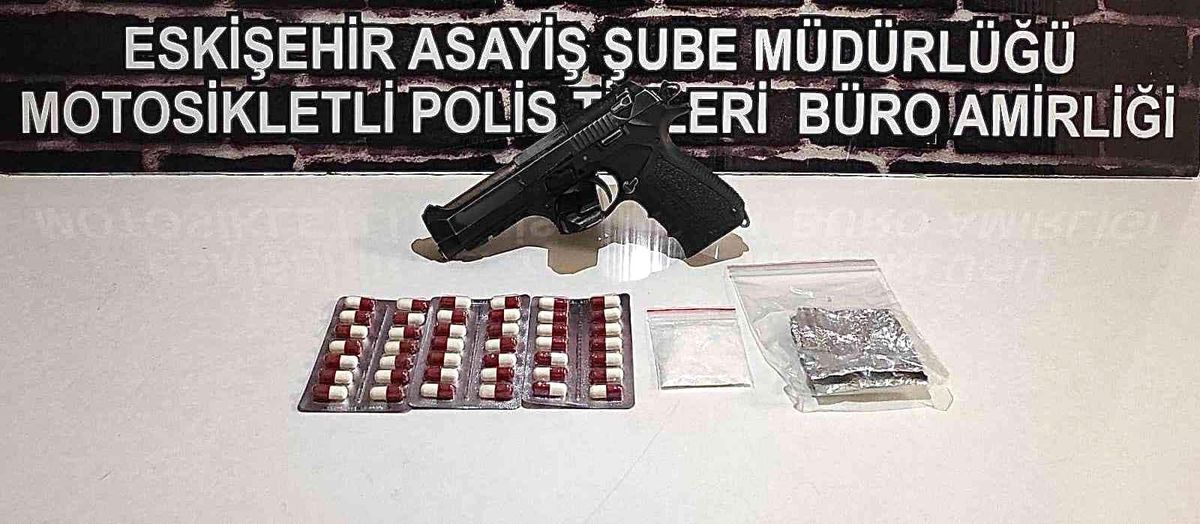 Şüpheli şahısların üzerinden silah, mermi ve uyuşturucu madde ele geçirildi