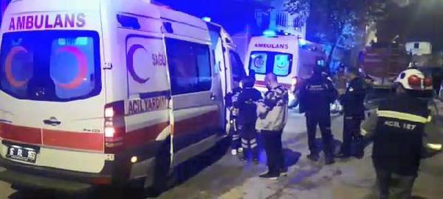 Tartıştığı eşini evden kovdu, kapıyı kapatır kapatmaz yaptığı hareket ortalığı ayağa kaldırdı Tartıştığı eşini evden kovdu, kapıyı kapatır kapatmaz yaptığı hareket ortalığı ayağa kaldırdı