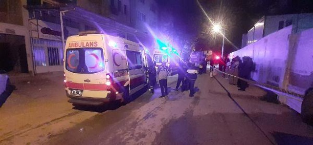 Tartıştığı eşini evden kovdu, kapıyı kapatır kapatmaz yaptığı hareket ortalığı ayağa kaldırdı Tartıştığı eşini evden kovdu, kapıyı kapatır kapatmaz yaptığı hareket ortalığı ayağa kaldırdı
