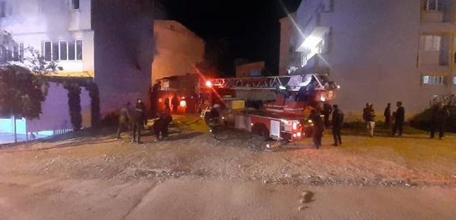 Tartıştığı eşini evden kovdu, kapıyı kapatır kapatmaz yaptığı hareket ortalığı ayağa kaldırdı Tartıştığı eşini evden kovdu, kapıyı kapatır kapatmaz yaptığı hareket ortalığı ayağa kaldırdı