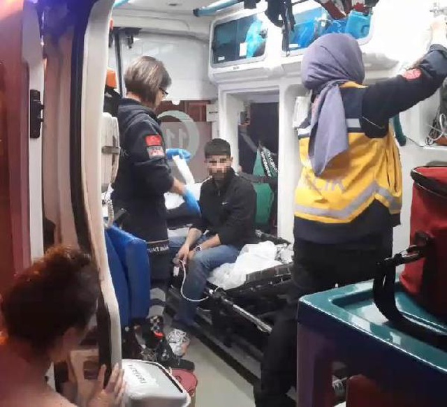 Tartıştığı eşini evden kovdu, kapıyı kapatır kapatmaz yaptığı hareket ortalığı ayağa kaldırdı Tartıştığı eşini evden kovdu, kapıyı kapatır kapatmaz yaptığı hareket ortalığı ayağa kaldırdı