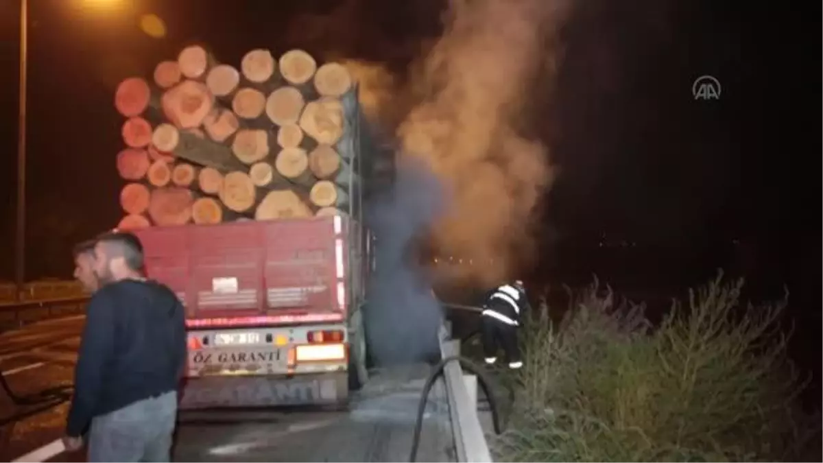 Tomruk yüklü tırın dorsesinde çıkan yangın söndürüldü