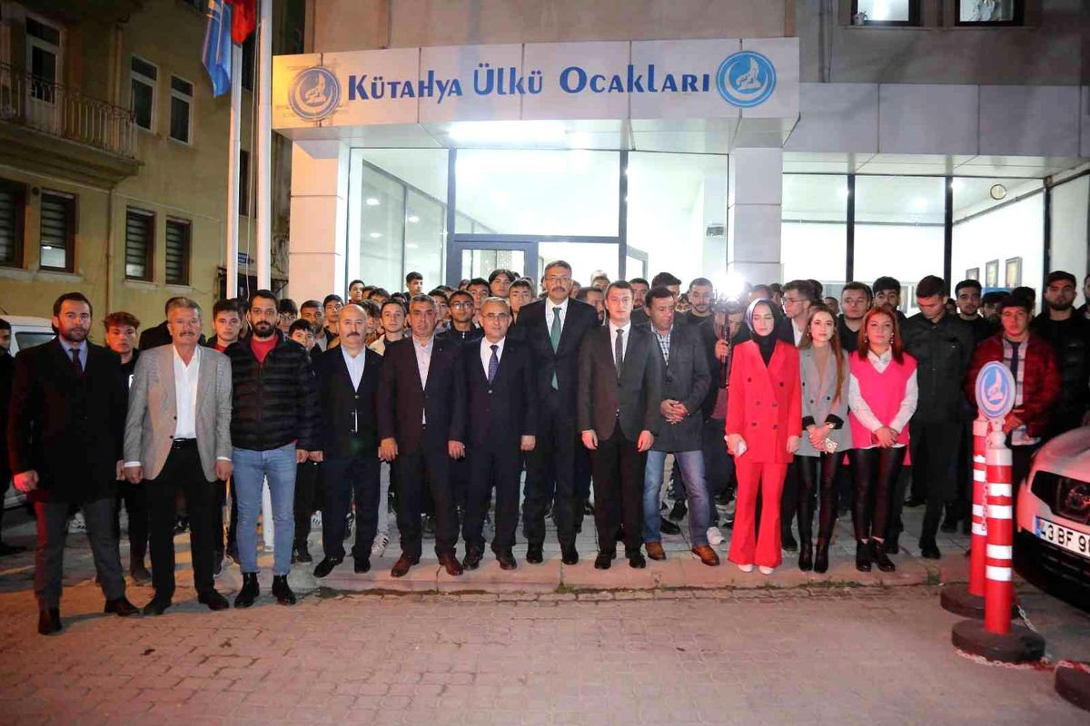 Vali Ali Çelik, Ülkü Ocakları Kütahya İl Başkanlığı\'nda gençlerle bir araya geldi