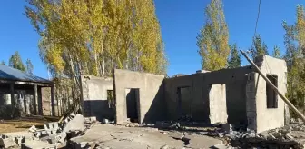 Van'da kullanılmayan evini yıkan kişi duvarın altında kalarak öldü