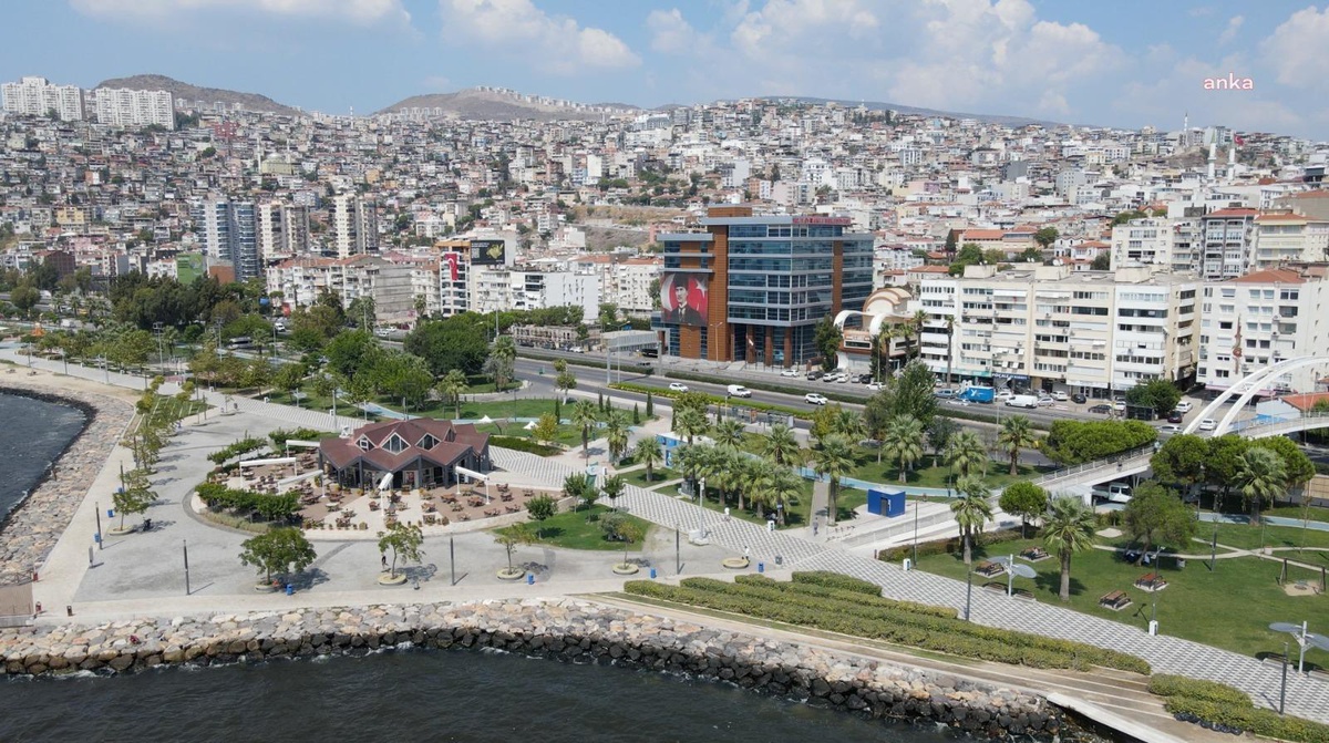 30 Ekim Depreminin En Çok Hasar Verdiği Bayraklı\'dan Uyarı. Belediye Başkanı Serdar Sandal: "Felakete Dönüşmeden Önce Önlem Almak Zururi"