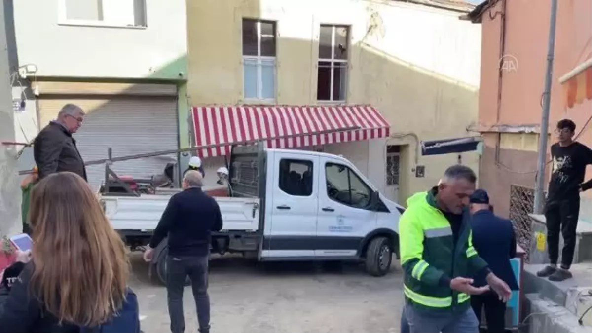 4,9 büyüklüğündeki depremde yıkılan minarenin enkazı kaldırılıyor (2)