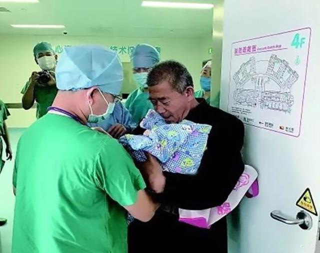 67 yaşındaki annelerinin hamilelik haberini alan 2 çocuğun yaptıkları ağızları açık bıraktı 67 yaşındaki annelerinin hamilelik haberini alan 2 çocuğun yaptıkları ağızları açık bıraktı