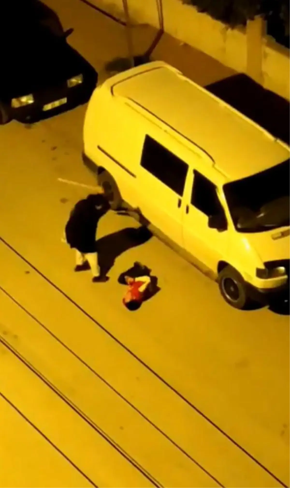 Annenin çocuğunu sokakta sopayla dövmesi kamerada