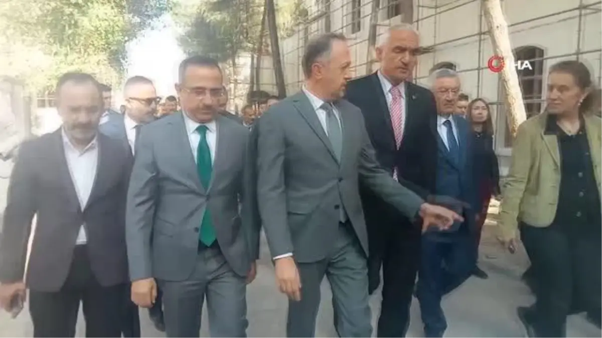 Bakan Ersoy, restorasyonu devam eden eski Tekel fabrikasında incelemelerde bulundu