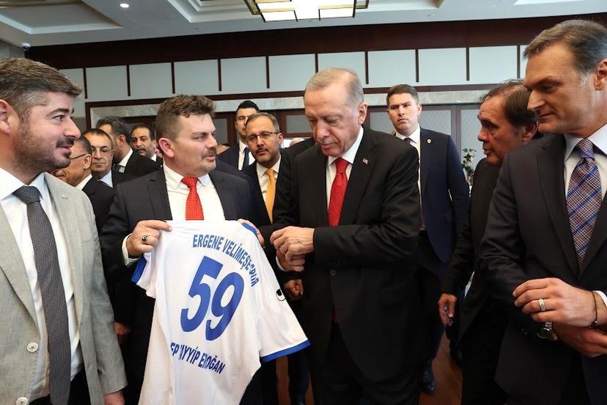 Cumhurbaşkanı Erdoğan\'a 59 numaralı Ergene Velimeşespor forması