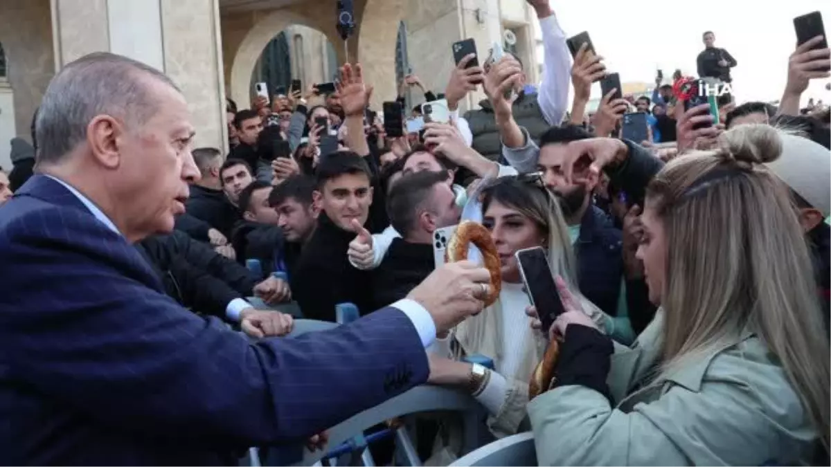 Cumhurbaşkanı Erdoğan Taksim\'de vatandaşlara simit dağıttı