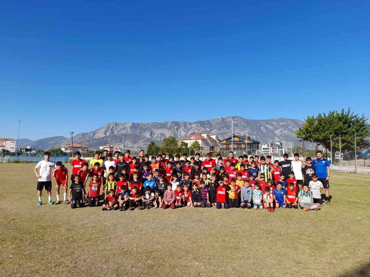 Döşemealtı Belediyesi futbol okulu 20 minik sporcuya lisans çıkarttı