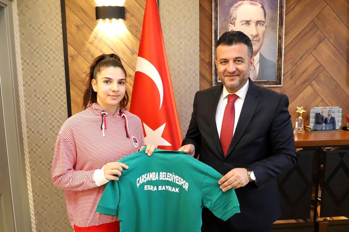 Dünya Şampiyonu Esra Bayrak, Çarşamba Belediyespor\'da