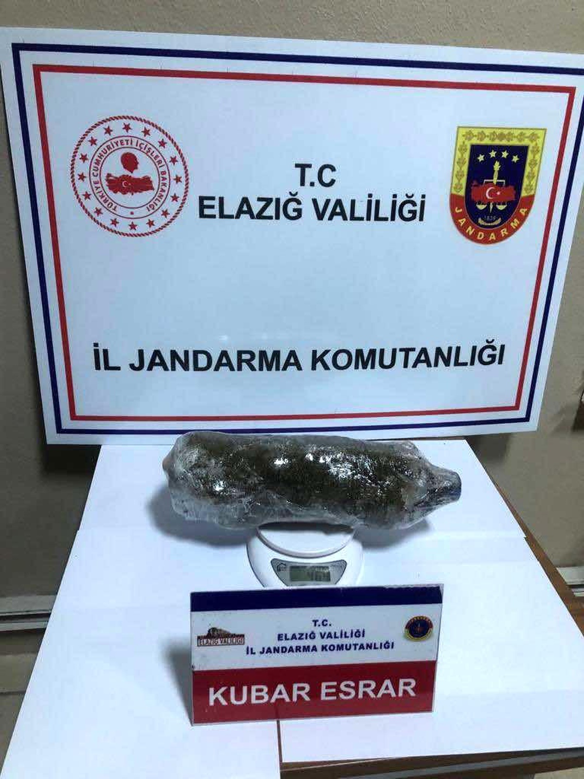 Elazığ\'da pet şişe içerisine zulalanmış esrar ele geçirildi