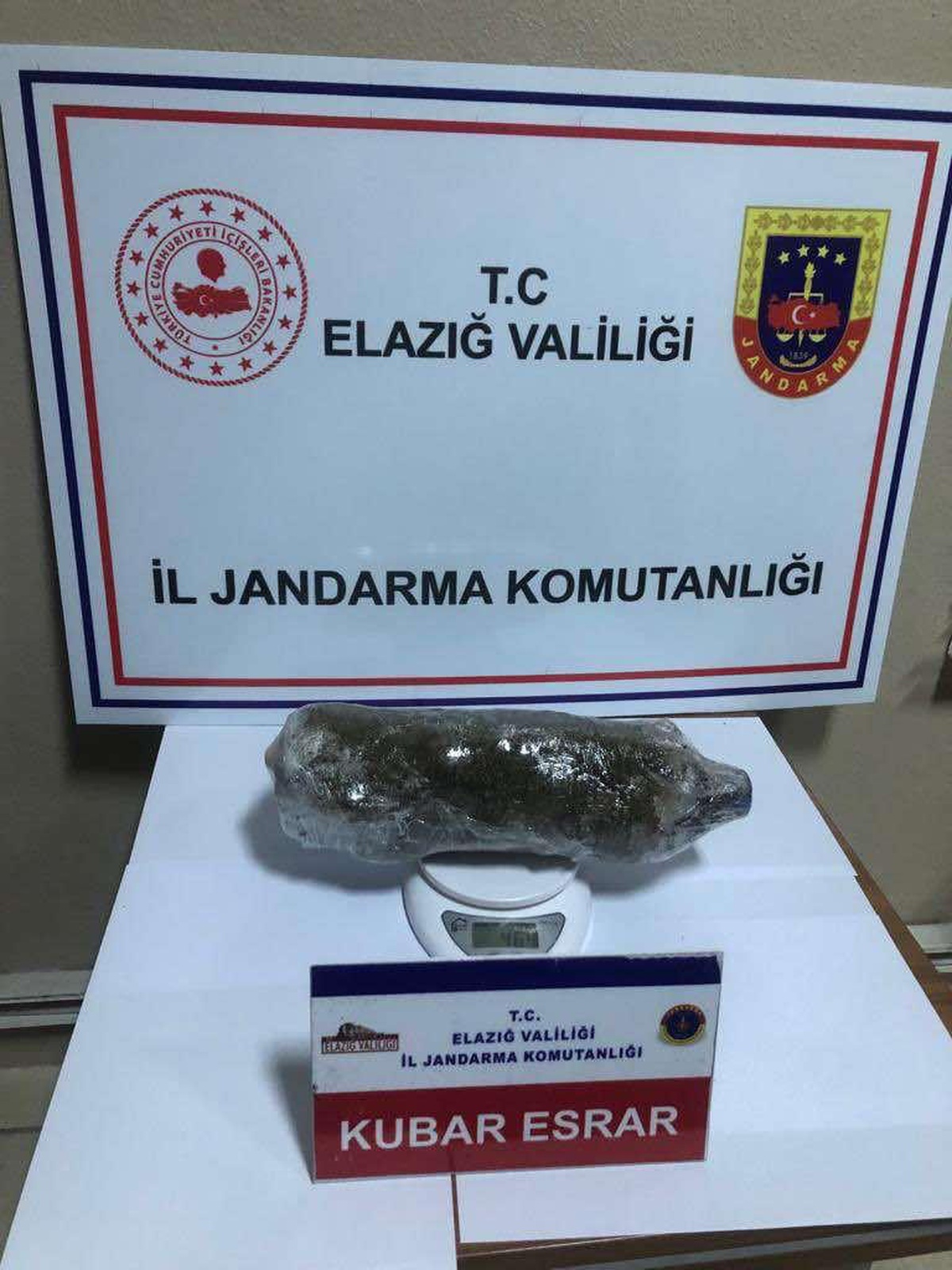 Elazığ\'da pet şişede uyuşturucu saklayan zanlı yakalandı