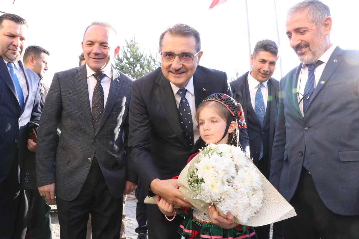Enerji ve Tabii Kaynaklar Bakanı Dönmez, Ardahan\'da ziyaretlerde bulundu