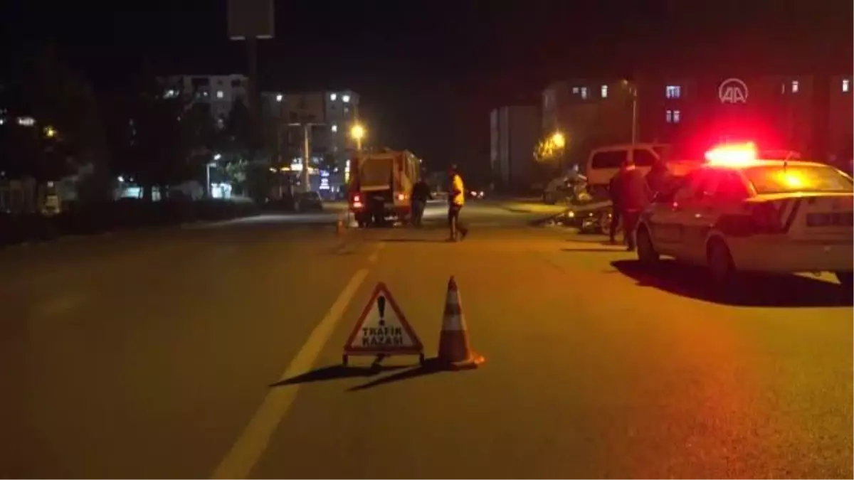 Hafif ticari araçla çarpışan motosikletteki 2 kişi yaralandı