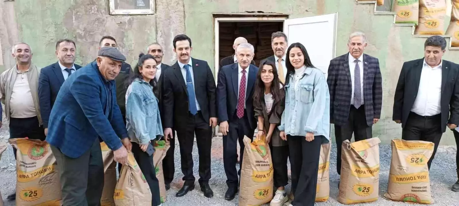 Hakkari\'deki çiftçilere buğday ve tohum desteği