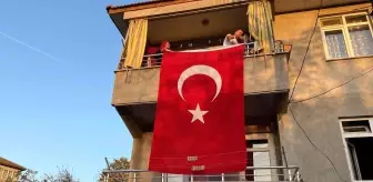 Hayatını kaybeden madencinin evine Türk bayrağı asıldı