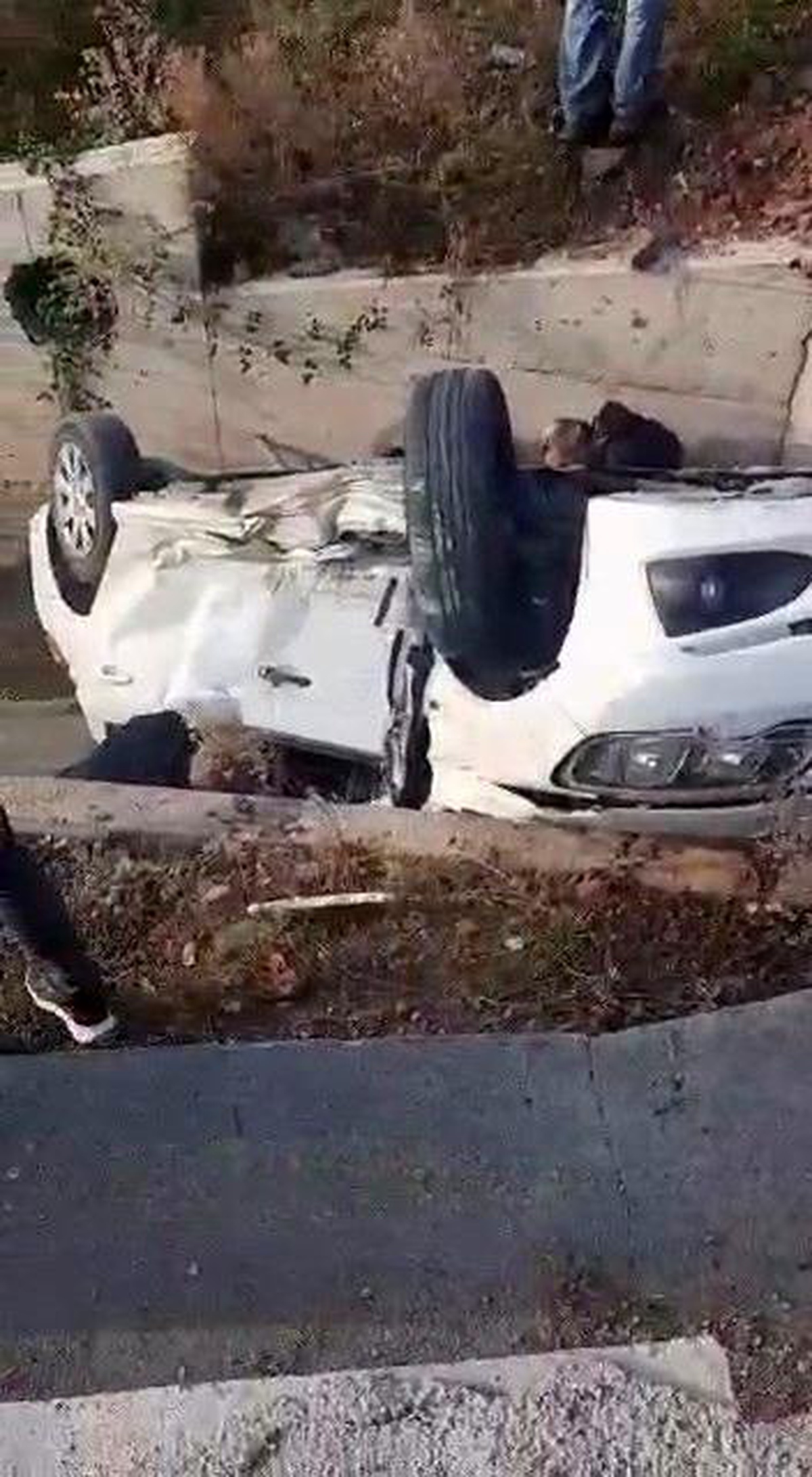İki aracın karıştığı kazada otomobil kanala uçtu: 2 yaralı