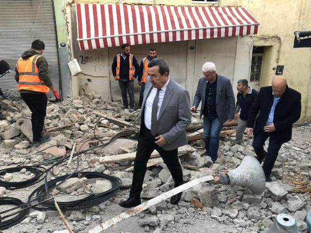 İZMİR' DE DEPREMİN HASARI GÜN AYDINLANINCA ORTAYA ÇIKTI İZMİR' DE DEPREMİN HASARI GÜN AYDINLANINCA ORTAYA ÇIKTI