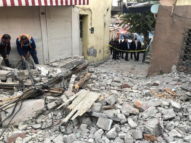 İZMİR' DE DEPREMİN HASARI GÜN AYDINLANINCA ORTAYA ÇIKTI İZMİR' DE DEPREMİN HASARI GÜN AYDINLANINCA ORTAYA ÇIKTI