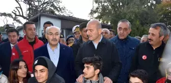 Bakan Soylu, Buca Hasanağa Parkı'nda vatandaşlarla sohbet etti