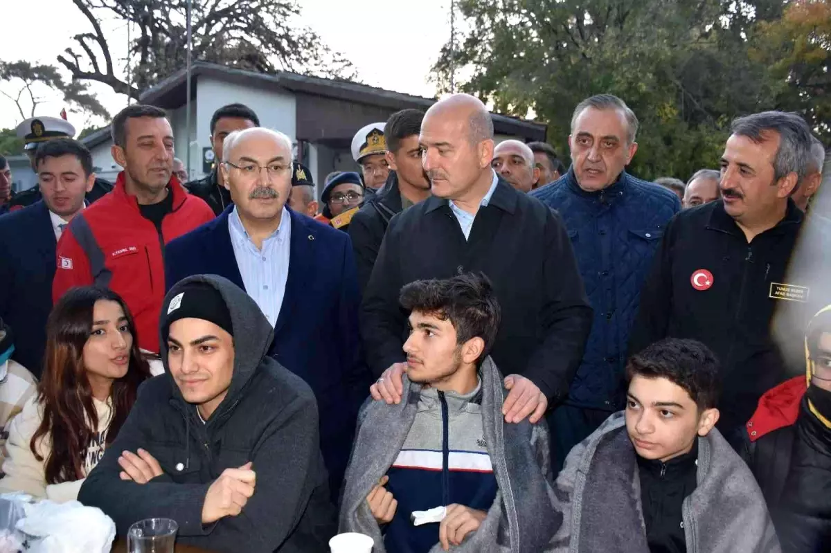 Bakan Soylu, Buca Hasanağa Parkı'nda vatandaşlarla sohbet etti