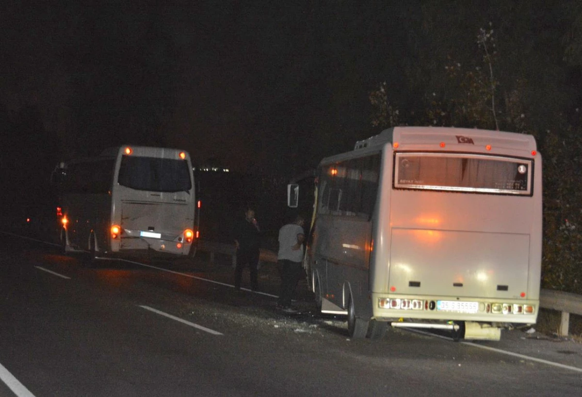 İzmir\'de otobüs ve minibüsün çarpışması sonucu 17 işçi yaralandı