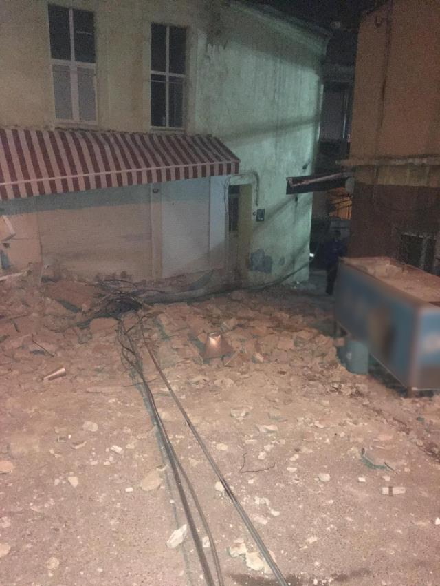 İzmir'de yaşanan 4.9 şiddetindeki depremde Konak'ta bir caminin minaresi yıkıldı! İşte olay yerinden ilk görüntüler İzmir'de yaşanan 4.9 şiddetindeki depremde Konak'ta bir caminin minaresi yıkıldı! İşte olay yerinden ilk görüntüler