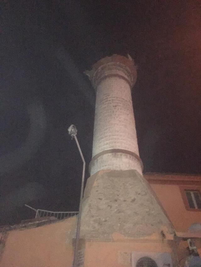 İzmir'de yaşanan 4.9 şiddetindeki depremde Konak'ta bir caminin minaresi yıkıldı! İşte olay yerinden ilk görüntüler İzmir'de yaşanan 4.9 şiddetindeki depremde Konak'ta bir caminin minaresi yıkıldı! İşte olay yerinden ilk görüntüler