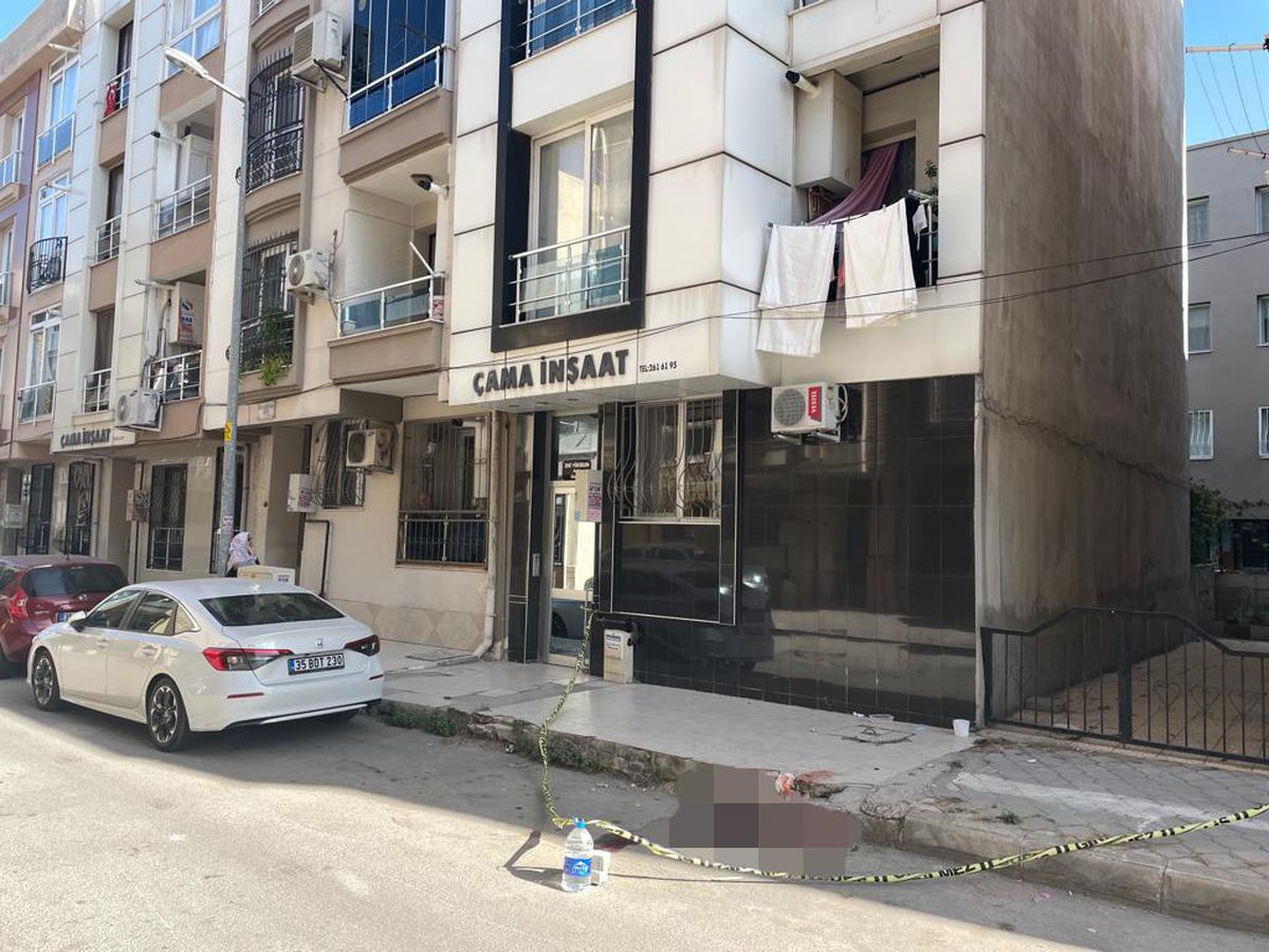 İzmir\'deki depremde balkondan atlayan gencin tedavisi sürüyor