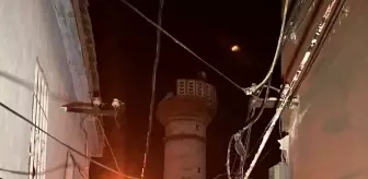 İzmir'deki depremde bir caminin minaresi yıkıldı
