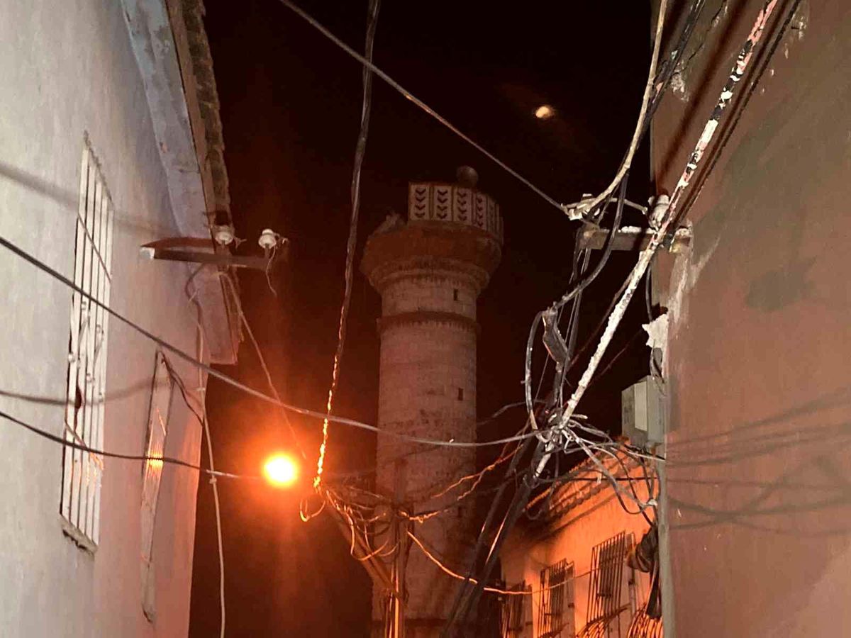 İzmir'deki depremde bir caminin minaresi yıkıldı