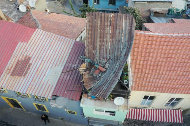 İzmir'deki depremde hayatını kaybeden 18 yaşındaki genç, sarsıntı sırasında balkondan atlamış İzmir'deki depremde hayatını kaybeden 18 yaşındaki genç, sarsıntı sırasında balkondan atlamış