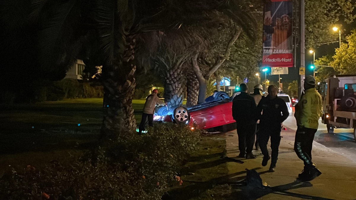 Kadıköy\'de kontrolden çıkan otomobil refüje çarpıp ters döndü